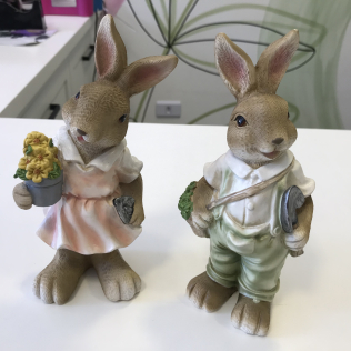  Coelho de Resina Pequeno 