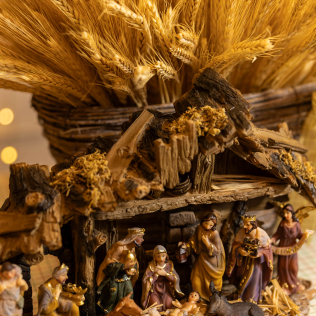 Cesto Rústico com Arranjo de Trigo e Presépio em Resina - 21cm