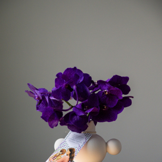 Vaso de Cerâmica com Orquídeas Naturais Vandas