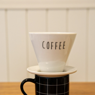 Toma um café comigo? Caneca e coador + vale café 