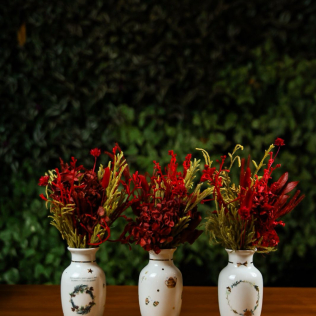 Vasinho de porcelana com arranjo desidratado natalino