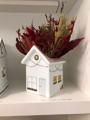 Casinha de porcelana com arranjo desidratado natal
