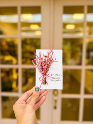 Cartão Florido - Mulher, você é obra prima de um Deus perfeito!