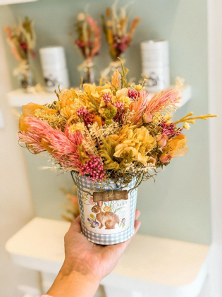 Lata de Páscoa com Arranjo Desidratado Pequena