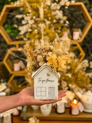 Casinha Porcelana com arranjo de flores desidratadas.